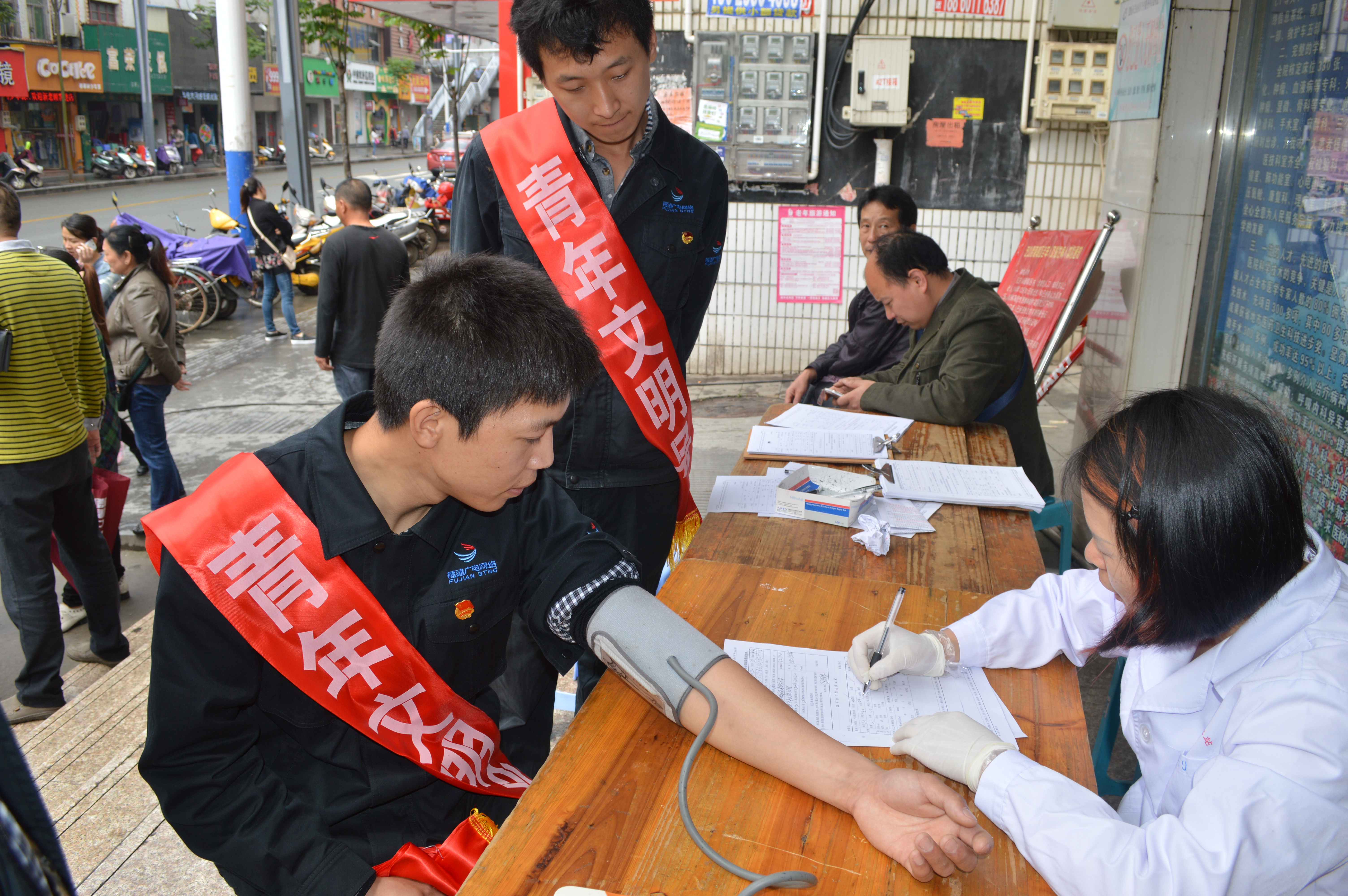 建瓯分公司团员青年积极参加无偿献血