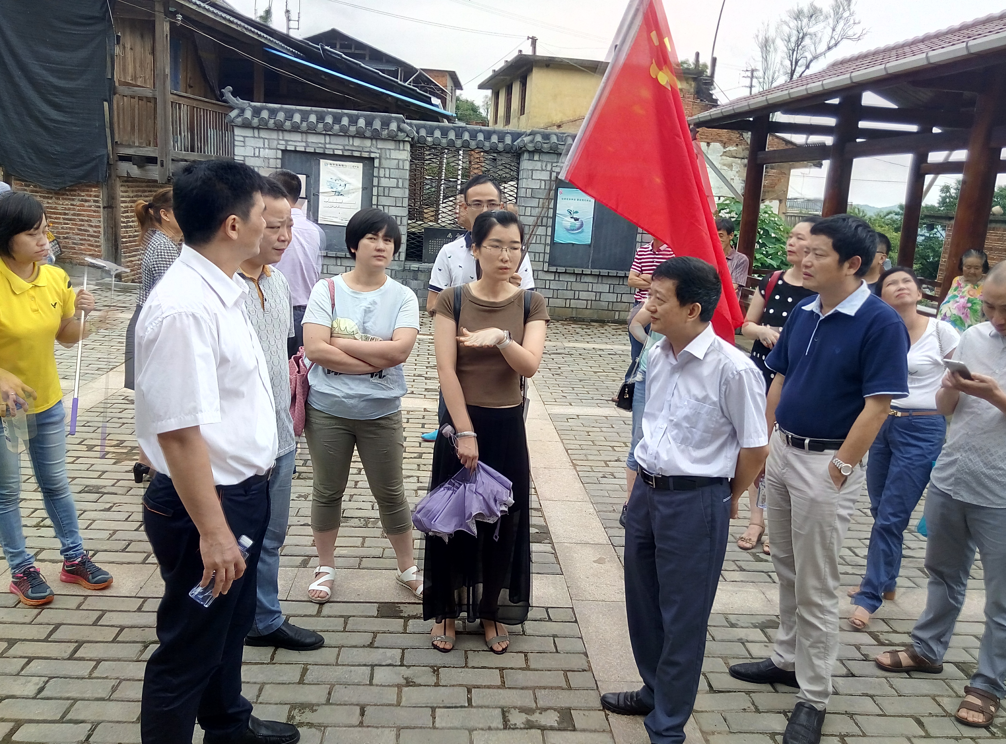 南平分公司领导带领党员在南山镇明洋村开展党史教育