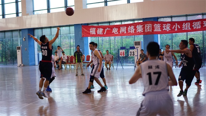 福建广电网络集团篮球A组循环赛在平潭麒麟荣誉国际大酒店室内篮球馆正式拉开序幕
