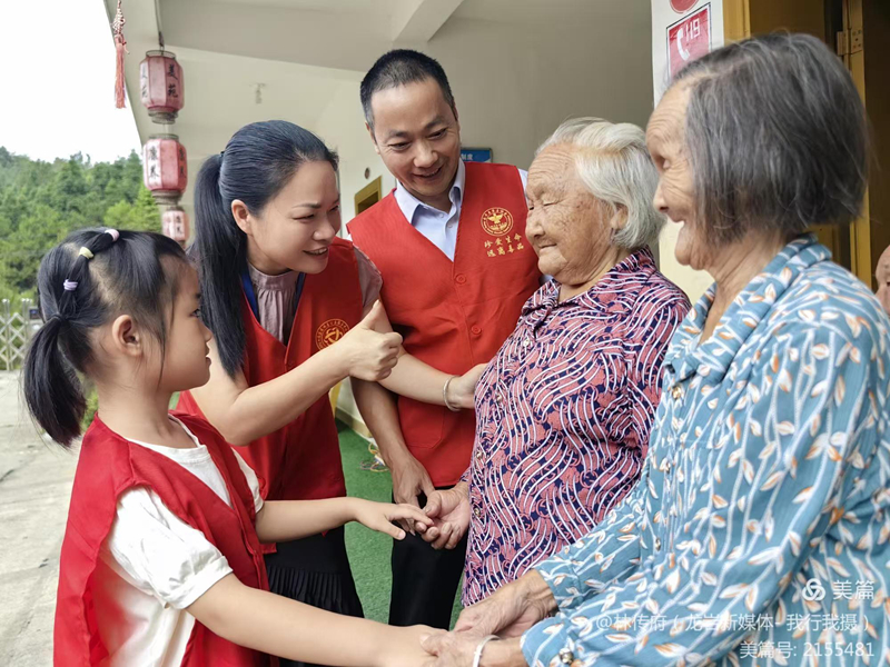 3--钟秀琴在敬老院_副本.jpg